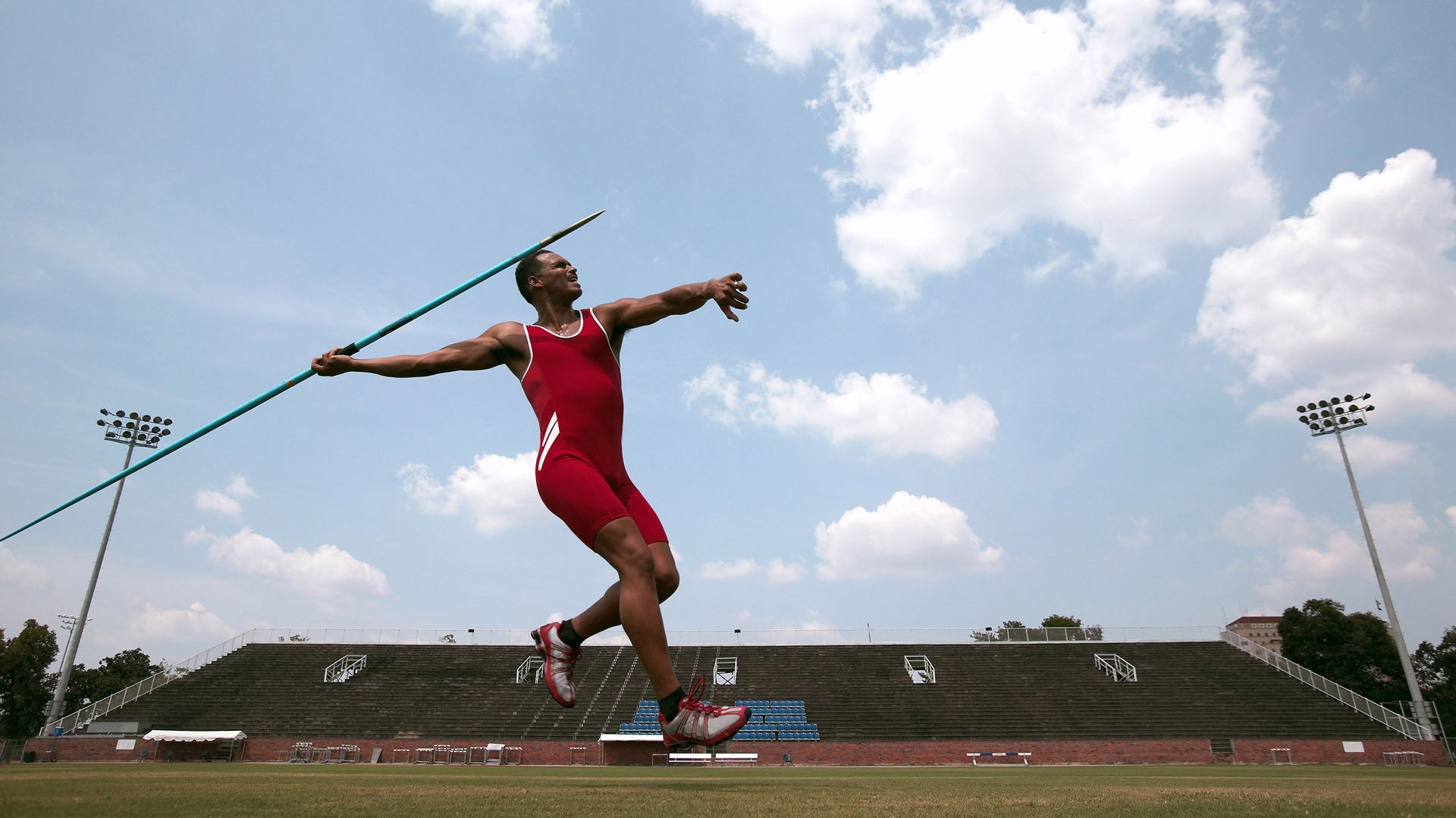 世界杯季后赛激情夜！苏炳添里突外投，皇家马德里险胜密尔沃基雄鹿